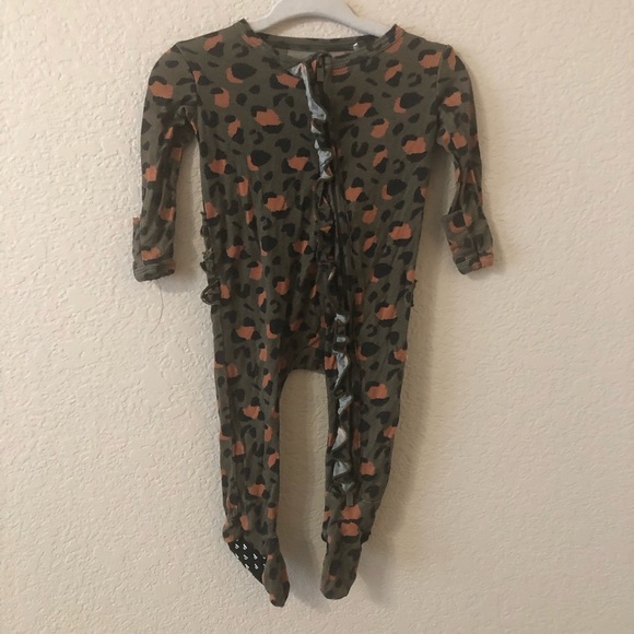 Posh Peanut Other - Posh Peanut Babys Eli Cheetah Print Footie with Ruffles in Green - Size Newborn